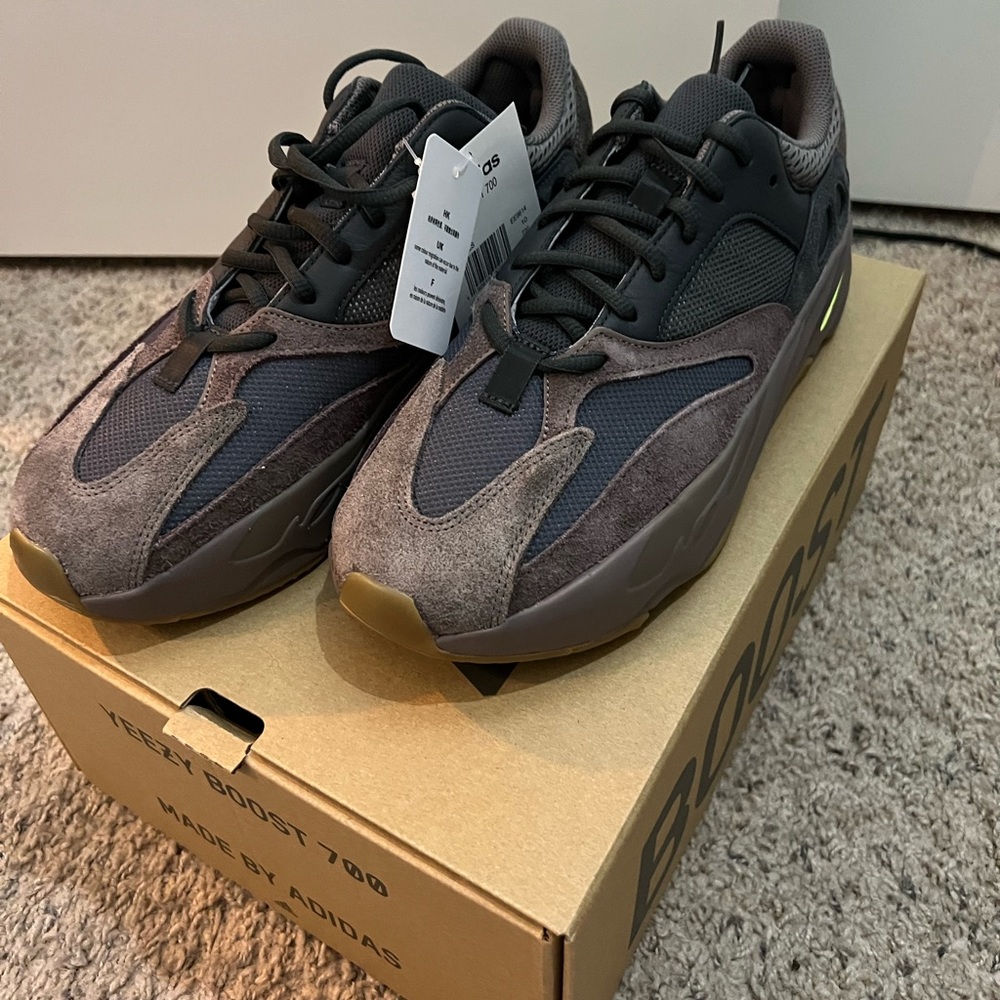 YEEZY BOOST 700 MAUVE SIZE 10M